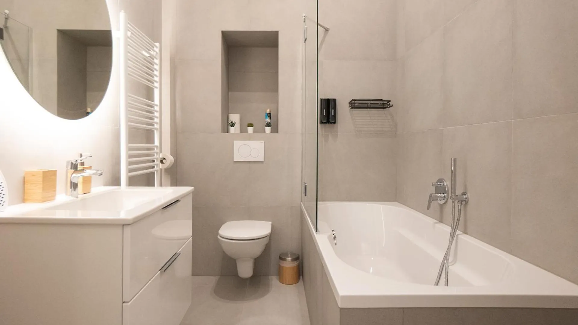 Chic & Cozy 104M2 Flat, Walk To Top Attractions Bécs