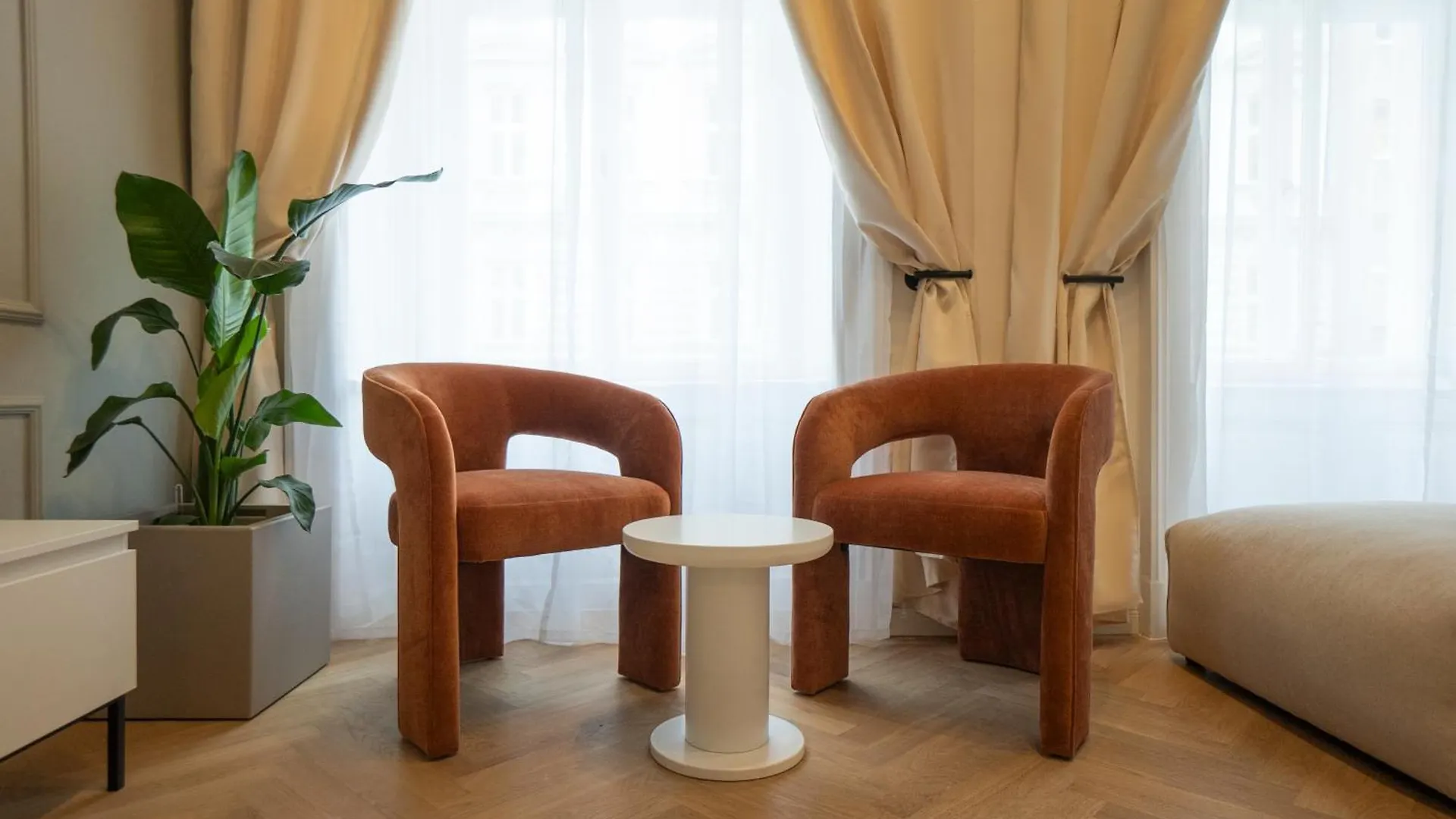 Chic & Cozy 104M2 Flat, Walk To Top Attractions Bécs Apartman