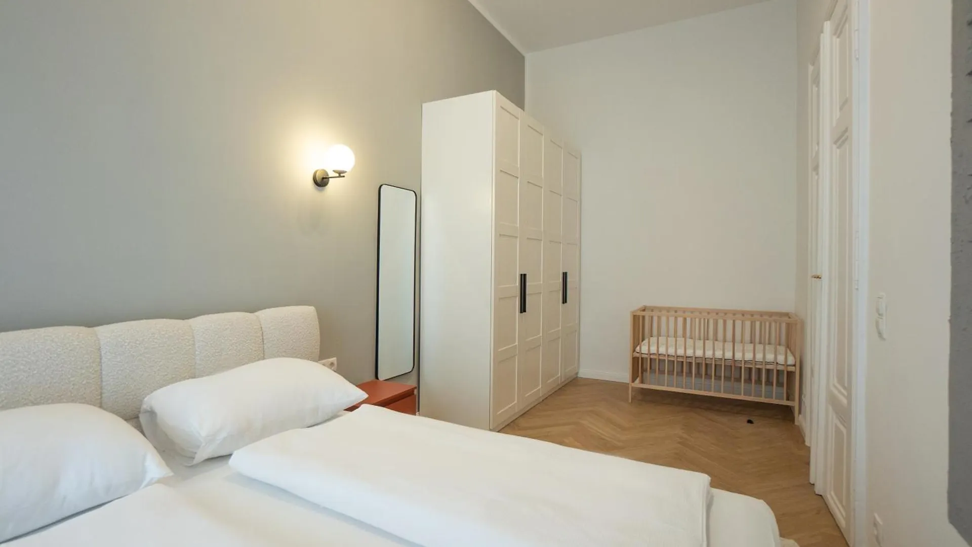 Chic & Cozy 104M2 Flat, Walk To Top Attractions Bécs Apartman