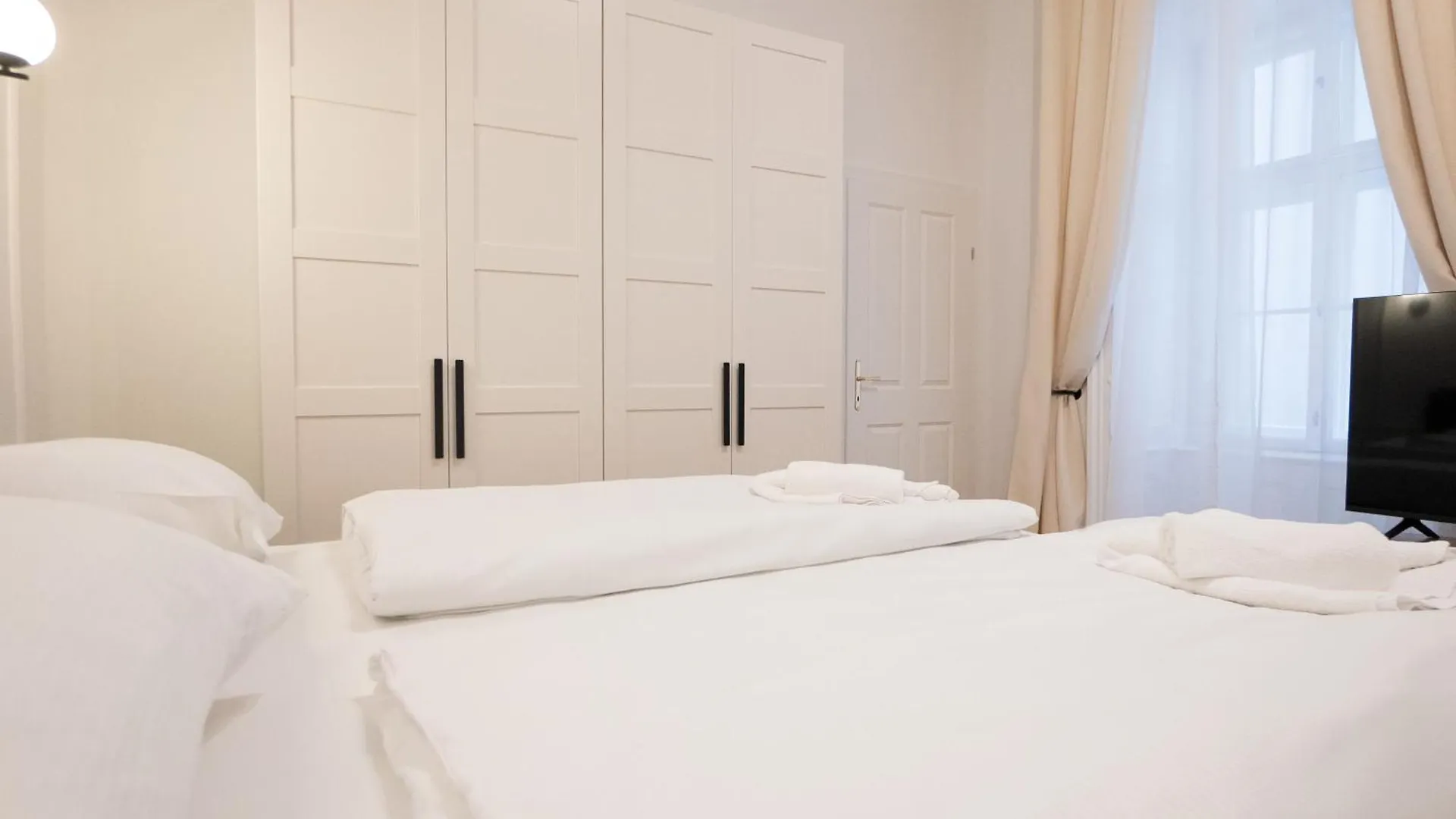 Chic & Cozy 104M2 Flat, Walk To Top Attractions Bécs